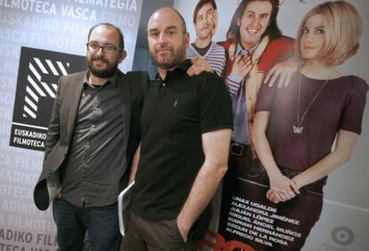 El director Borja Cobeaga, a la izquierda, junto al director de la Filmoteca Vasca, Joxean Fernández, ayer en San Sebastián.