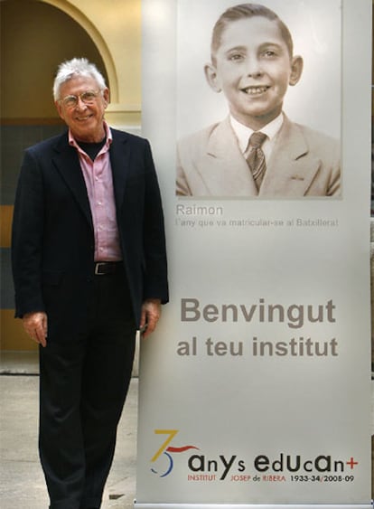 Raimon, junto a una foto suya de la época escolar, ayer en el instituto de Xàtiva.