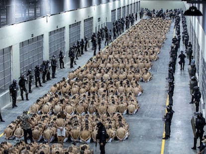 Prisioneros del CECOT en El Salvador en 2023.