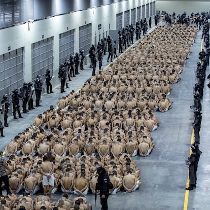 Prisioneros del CECOT en El Salvador en 2023.