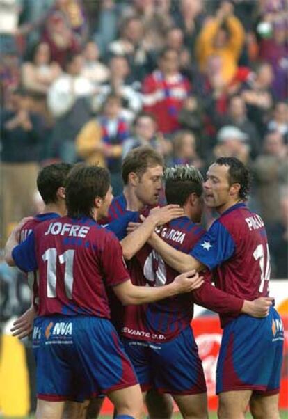 Los jugadores del Levante celebran el tercer gol del equipo frente al Osasuna.