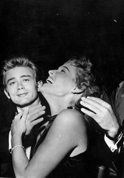 James Dean con Ursula Andress en 1954.