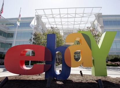 El emblema de eBay, en frente de su sede central en California.