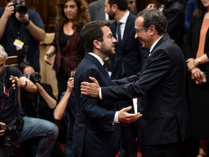El presidente de la Generalitat en funciones, Pere Aragonès, saluda al nuevo president del Parlament, Josep Rull.