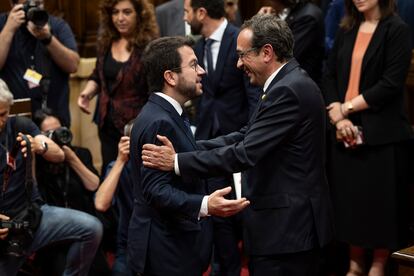 El presidente de la Generalitat en funciones, Pere Aragonès, saluda al nuevo president del Parlament, Josep Rull.