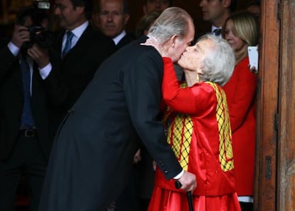 Elena Poniatowska greeting King Juan Carlos at the Cervantes award ceremony.