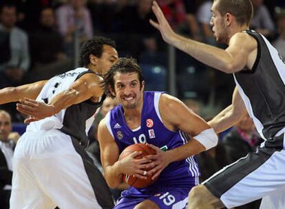 Tunceri intenta un avance ante la marca de Demond Greene y Tim Ohlbrecht, del Brose Baskets Bamberg