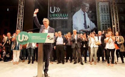 El Lehendakari Iñigo Urkullu (c) saluda a los simpatizantes peneuvista congregados en Bilbao.
