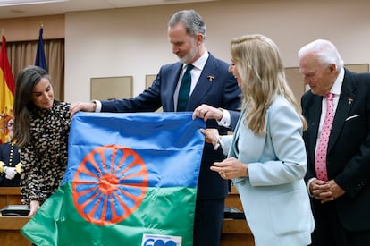 El rey Felipe VI y la reina Letizia, acompañados por la presidenta del Consejo Estatal del Pueblo Gitano, Carmen Santiago, y el presidente de la Unión Romaní, Juan de Dios Ramírez Heredia, en el Congreso.