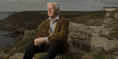 John le Carr&eacute;, en su casa de Cornualles en 2008.