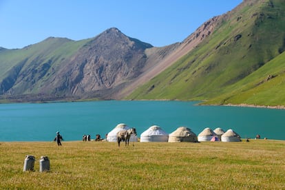 Una familia nómada en las montañas Tian Shan de Kirguistán.