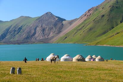 Una familia nómada en las montañas Tian Shan de Kirguistán.