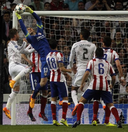 Oblak bloca el balón por encima de los demas jugadores