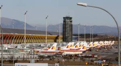 Aviones de la compañía Iberia estacionados en la Terminal 4 del aeropuerto madrileño de Barajas. EFE/Archivo