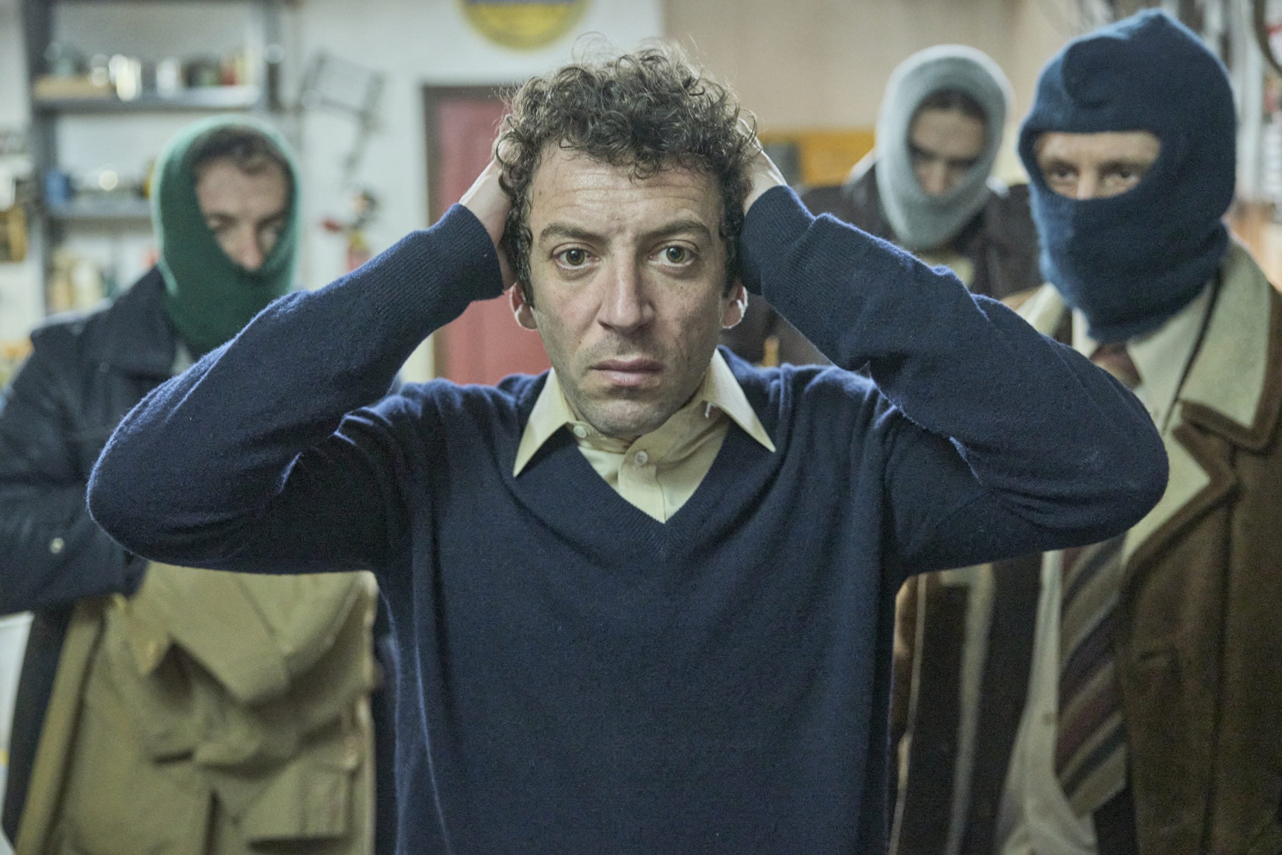 Agustín Otón como Quini, junto a los secuestradores, interpretados por Vito Sanz, Gabriel Guevara y Raúl Arévalo, en una imagen de 'Por cien millones'.