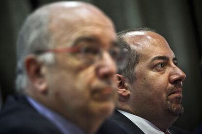 El ministro portugués de Economía y Empleo, Alvaro Santos Pereira, y el comisario europeo de Competencia, Joaquín Almunia.