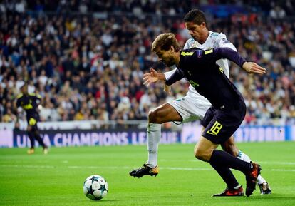 El defensa del Real Madrid Raphael Varane (derecha) y delantero del Tottenham Fernando Llorente luchan por el balón.