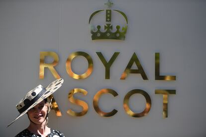 Una asistente posa con un sombrero de lunares el primer día de la Royal Ascot, en Ascot. La Royal Ascot es la carrera de caballos más valorada y uno de los eventos sociales más importantes del año y dura del 14 al 18 de junio. Este año no se espera la asistencia de la reina Isabel II debido a sus problemas de movilidad. 