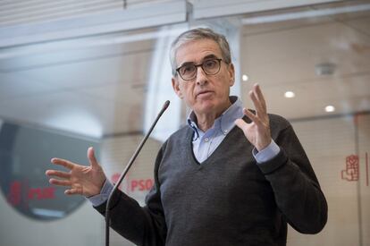 El eurodiputado socialista Ramón Jáuregui, durante la rueda de frensa ofrecida este viernes para informar de la ponencia política de cara al 39 Congreso Federal del PSOE, en la que ha expresado, en nombre del partido, el "máximo respeto" por la sentencia del caso Nóos.