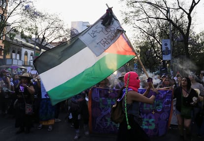 Una mujer lleva la bandera de Palestina en la marcha de este viernes.