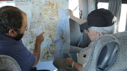 El escritor consulta un mapa de Cisjordania de camino a la aldea de Susiya.