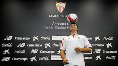 El Sevilla continúa reforzando su línea de ataque. La última incorporación que ha hecho es la del mediapunta ucranio Yevhen Konoplianka. El futbolista destacó sobre todo la temporada pasada en la Europa League, llevando a su equipo, el Dnipro, a la final de la competición. Precisamente, el partido decisivo lo disputó contra el que ahora es su equipo. El jugador tiene 25 años, ha firmado por cuatro temporadas y tendrá una cláusula de rescisión de 40 millones de euros.