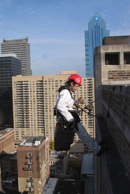 La ingeniera Berta de Miguel, a la izquierda, se descuelga cada día desde las fachadas de los rascacielos de Manhattan.