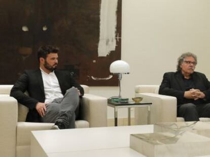 El presidente del Gobierno, Mariano Rajoy (d), conversa con los dirigentes de ERC Gabriel Rufi&aacute;n (i) y Joan Tard&aacute; (c).