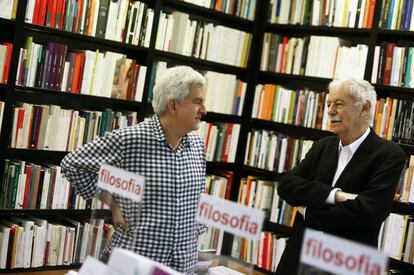 Eduardo Mendoza (derecha) con Antonio Ramírez de la librería La Central con sedes en Barcelona y Madrid.