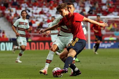 GRAF3587. MADRID, 04/06/2021.- El defensa de la selección española Pau Torres (i) juega un balón ante Cristiano Ronaldo, de Portugal, durante el partido amistoso que disputan este viernes en el estadio Wanda Metropolitano, en Madrid. EFE/Kiko Huesca