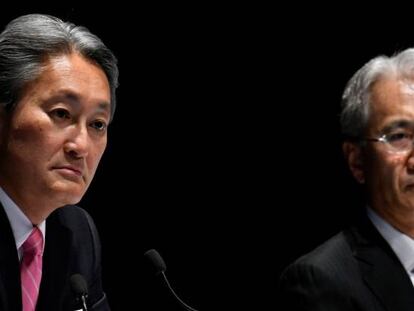 El presidente saliente de Sony Corp., Kazuo Hirai (i), junto a su sucesor Kenichiro Yoshida.