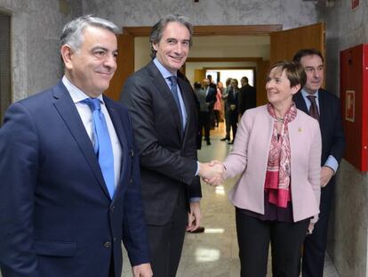 El ministro Ígo de la Serna y la consejera Arantza Tapia, junto al delegado del Gobierno Javier de Andrés, este martes en Vitoria.