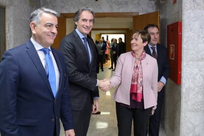 El ministro Ígo de la Serna y la consejera Arantza Tapia, junto al delegado del Gobierno Javier de Andrés, este martes en Vitoria.