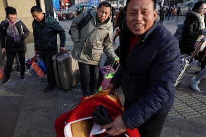 Pasajeros a su llegada a la estación de tren de Pekín (China), el 1 de febrero de 2018.