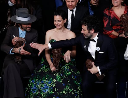 Leiva y Sorogoyen se saludan durante la foto de familia de los premiados. 
