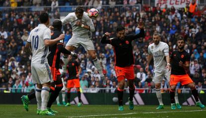 Cristiano remata para hacerl el primer gol.