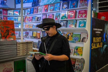 Un lector disfrazado del personaje 'el zorro'  en el pabellón de la gráfica. 