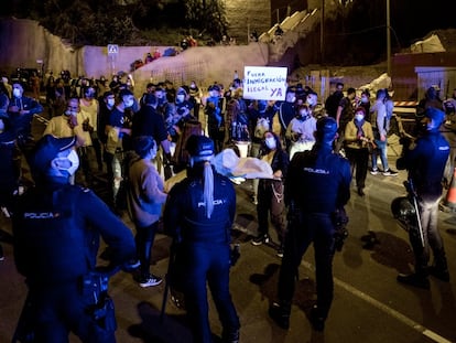 Vecinos del barrio grancanario de El Lasso en una manifestación contra inmigrantes convocada el pasado sábado.