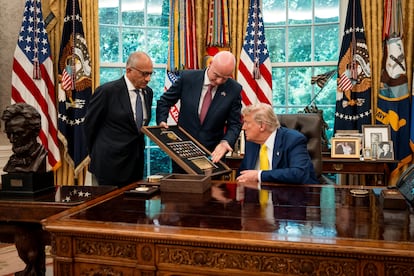 El presidente de EE UU, Donald Trump, recibe al presidente de la FIFA, Gianni Infantino, en su despacho de la Casa Blanca, en Washington.