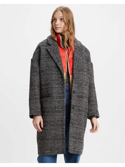 Aunque este abrigo tiene una sutil silueta cocoon, lo cierto es que está inspirado en algunas de las prendas más clásicas del armario masculino. Sean cual sean sus referencias, su estilo es innegable. Es de Levi’s.
