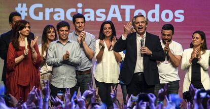 El presidente electo, Alberto Fernández, habla frente a sus seguidores ayer tras conocer los resultados. 