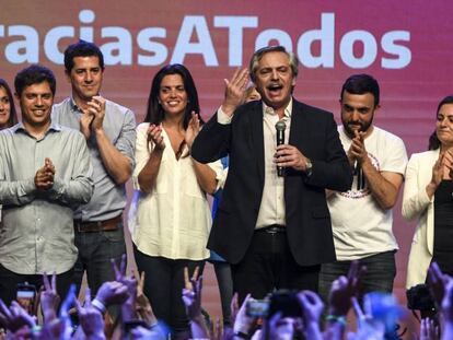 El presidente electo, Alberto Fernández, habla frente a sus seguidores ayer tras conocer los resultados. 