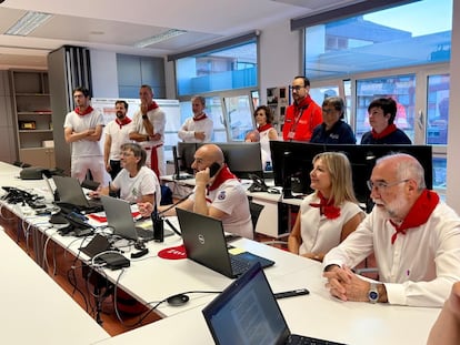 El consejero Domínguez y la consejera López ven el encierro por televisión junto con el equipo de seguridad y emergencias en la sala de SOS Navarra el 10 de julio de 2025.