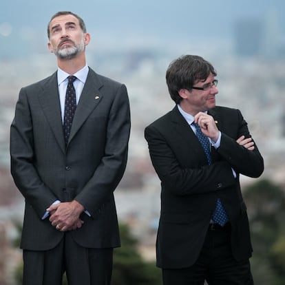 El rei Felip VI, amb el president Carles Puigdemont.