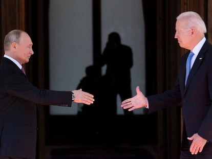 Vladimir Putin e Joe Biden se cumprimentam antes do início da reunião desta quarta-feira em Genebra (Suíça).