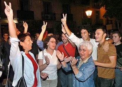 Miembros de organizaciones sociales y partidos políticos, en la fiesta por el matrimonio gay celebrada el viernes en Madrid.