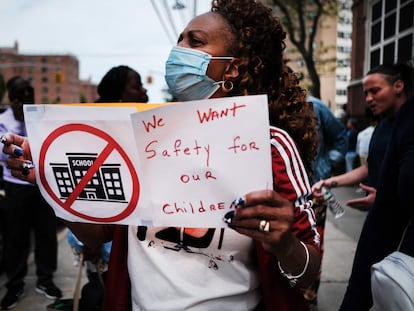 Protesta contra el alojamiento de migrantes en gimnasios escolares de Nueva York, el 16 de mayo 2023.