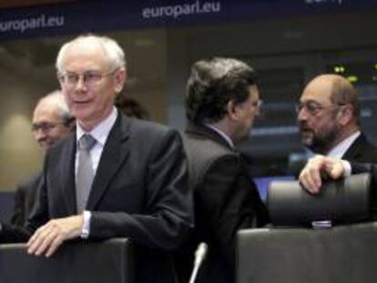 (i-d) El presidente del Consejo Europeo, Herman Van Rompuy, el presidente de la Comisión Europea, José Manuel Durao Barroso, y el presidente del Parlamento Europeo, Martin Shulz, durante la reunión de la Conferencia de Presidentes en Bruselas, Bélgica. EFE/Archivo