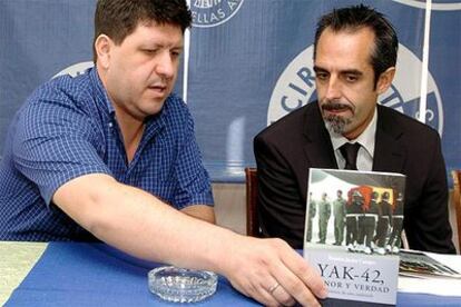 El escritor Ramón Javier Campo y el periodista Juan Pedro Valentín presentan el libro <i>Yak-42, honor y verdad</i> en el Círculo de Bellas Artes en Madrid.