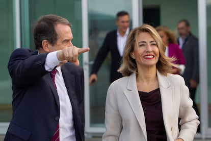 La ministra Raquel Sánchez y el alcalde de Vigo, Abel Caballero, durante la inauguración del Foro Local de la Agenda Urbana Española este lunes en la ciudad gallega.